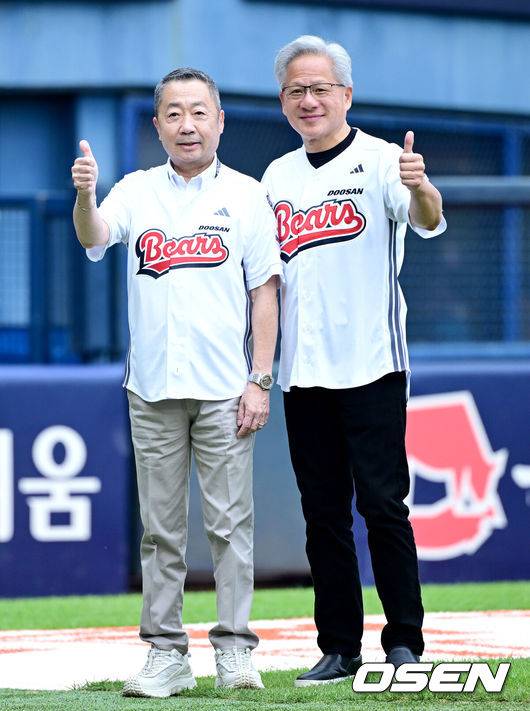 [OSEN=잠실, 최규한 기자] 7일 서울 잠실야구장에서 ‘2026 신한 SOL Bank KBO리그’ 두산 베어스와 키움 히어로즈의 경기가 열렸다.이날 경기는 젠슨 황 엔비디아(NVIDIA) 최고경영자(CEO)가 시구, 두산그룹 박정원 회장이 시타자로 나섰다. 젠슨 황은 엔비디아 창립연도인 1993년을 뜻하는 등번호 93번 유니폼, 박정원 회장은 두산 창업연도인 1896년을 상징하는 96번 유니폼을 입고 잠실 야구장에서 시구-시타 행사를 가졌다.젠슨 황 엔비디아 최고경영자(CEO)와 박정원 두산그룹 회장이 시구와 시타를 앞두고 포즈를 취하고 있다. 2026.06.07 / dreamer@osen.co.kr