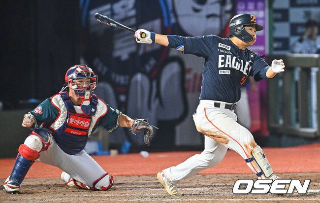 [OSEN=부산, 이석우 기자] 7일 부산 사직야구장에서 2026 신한 SOL KBO 리그 롯데 자이언츠와 한화 이글스의 경기가 열렸다. 홈팀 롯데는 비슬리가, 방문팀 한화는 황준서가 선발 출전했다.한화 이글스 문현빈이 연장 10회초 2사 만루 1루 땅볼을 치고 있다. 2026.06.07 / foto0307@osen.co.kr