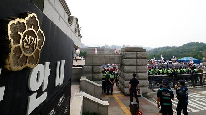 6·3 지방선거 도중 ‘투표용지 부족’ 사태가 발생한 다음 날인 4일 경기 과천시 중앙선거관리위원회 앞에서 부정선거를 주장하는 시위대가 경찰과 대치하고 있다. 전날 서울시장 선거에선 서울 송파구와 강남구, 광진구 일부 투표소에서 투표용지 부족으로 유권자들이 대기하는 일이 발생했다.과천=유희태 기자