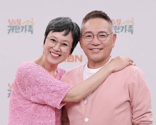 &nbsp;코미디언 이봉원·박미선 부부는 SBS 개그 코너&nbsp;‘철없는 아내’에서 부부로 호흡을 맞추며 연인으로 발전했다. 이들은 1993년 11월 13일 결혼해 올해 34년 차 부부다.&nbsp;MBN 제공.