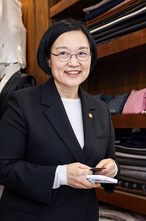 한성숙 중소벤처기업부 장관이 7일 김민석 국무총리의 후임 총리 후보자로 지명됐다. 사진은 한 후보자가 지난 5월 12일 서울 마포구의 한 골목상권을 찾아 여성·청년 소상공인이 운영하는 점포를 둘러보는 모습. 연합뉴스