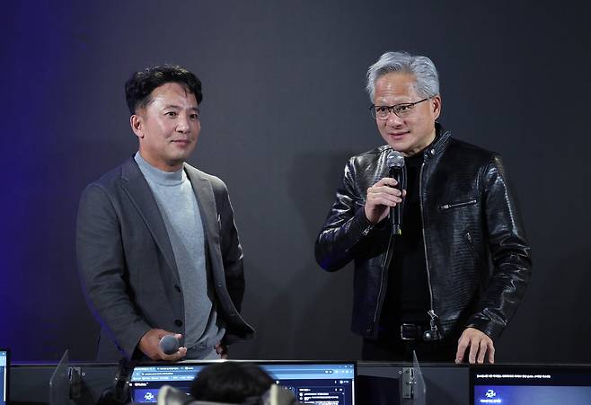 젠슨 황(오른쪽) 엔비디아 최고경영자(CEO)와 김택진 엔씨 대표가 함께 7일 서울 서초구 포털 PC방에서 게이머들과 이야기를 나누고 있다. 사진 제공=엔씨