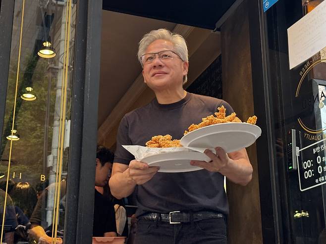 젠슨 황 엔비디아 최고경영자(CEO)가 7일 서울 강남구 깐부치킨 삼성점에서 치킨을 들고 나오고 있다. 이석진 기자