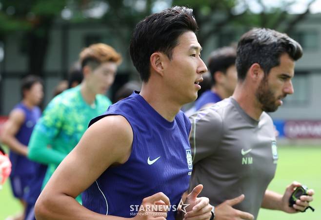 대한민국 축구 국가대표팀이 2026 북중미월드컵을 닷새 앞두고 6일 멕시코 과달라하라 치바스 베르데바예에서 첫 훈련을 진행했다.  손흥민을 비롯한  대표팀 선수들이 러닝 훈련을 하고 있다.  홍명보호는 오는 6월 12일 오전 11시(한국시간) 체코와 운명의 조별리그 1차전, 그리고 일주일 뒤인 19일 오전 10시 개최국 멕시코와 분수령이 될 2차전이 바로 이곳 과달라하라에서 치른다. /사진=김진경 대기자