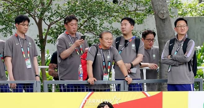 대한민국 축구 국가대표팀이 2026 북중미월드컵을 닷새 앞두고 6일 멕시코 과달라하라 치바스 바예베르데에서 첫 훈련을 진행했다.  박항서 북중미웓드컵 지원단장이 선수들의 훈련을 지켜보고 있다.  홍명보호는 오는 6월 12일 오전 11시(한국시간) 체코와 운명의 조별리그 1차전, 그리고 일주일 뒤인 19일 오전 10시 개최국 멕시코와 분수령이 될 2차전이 바로 이곳 과달라하라에서 치른다. /사진=김진경 대기자