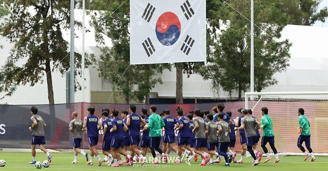 대한민국 축구 국가대표팀이 2026 북중미월드컵을 닷새 앞두고 6일 멕시코 과달라하라 치바스 바예베르데에서 첫 훈련을 진행했다.  태극전사들이 러닝 훈련을 하고 있다.  홍명보호는 오는 6월 12일 오전 11시(한국시간) 체코와 운명의 조별리그 1차전, 그리고 일주일 뒤인 19일 오전 10시 개최국 멕시코와 분수령이 될 2차전을 이곳 과달라하라에서 치른다. /사진=김진경 대기자