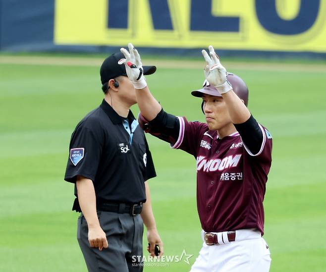 키움 리드오프 서건창이 7일 잠실구장에서 열린 2026KBO리그 두산베어스와 키움히어로즈의 경기 1회초 벤자민을 상대로 선두타자 2루타로 출루하고 있다. 2026.06.07.  키움 리드오프 서건창이 7일 잠실구장에서 열린 2026KBO리그 두산베어스와 키움히어로즈의 경기 1회초 벤자민을 상대로 선두타자 2루타로 출루하고 있다. 2026.06.07. /사진=강영조 cameratalks@