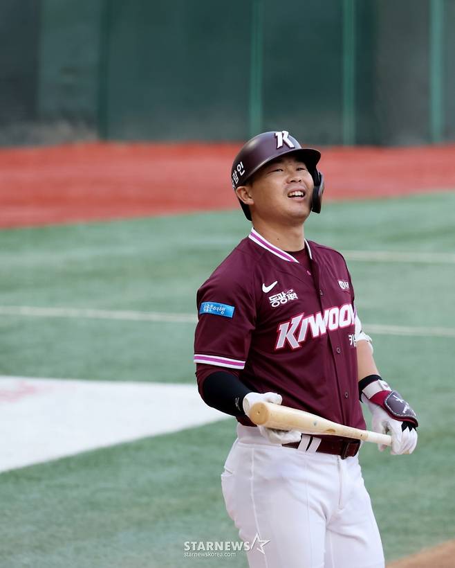 키움 3번타자 히우라가 2일 인천SSG랜더스필드에서 열리는 2026KBO리그  키움히어로즈와 SSG랜더스 경기 1회초 삼진으로 물러나고 있다. 2026.06.02. /사진=강영조 cameratalks@