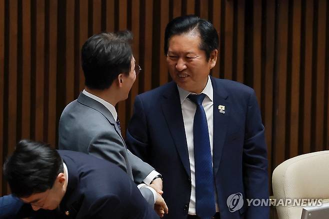 인사하는 민주당 정청래 대표와 김민석 국무총리 (서울=연합뉴스) 신현우 기자 = 더불어민주당 정청래 대표와 김민석 국무총리가 5일 국회에서 22대 국회 후반기 의장단을 선출하기 위해 열린 본회의에 참석해 인사하고 있다. 2026.6.5 nowwego@yna.co.kr