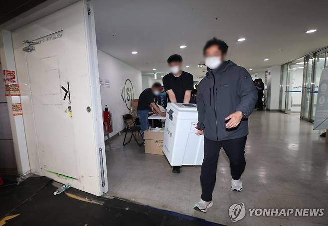 개표소 도착한 잠실7동 제2투표소 투표함 (서울=연합뉴스) 이진욱 기자 = 5일 서울 송파구 잠실7동 제2투표소에서 이송된 투표함이 개표소인 올림픽공원 핸드볼경기장에 도착하고 있다. 2026.6.5 cityboy@yna.co.kr
