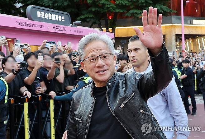 젠슨 황, '삼겹살 먹으러 왔어요' (서울=연합뉴스) 윤동진 기자 =  젠슨 황 엔비디아 최고경영자(CEO)가 5일 서울 마포구 홍대 인근 삼겹살 음식점 '형님 저요'에서 최태원 SK그룹 회장, 구광모 LG그룹 회장, 이해진 네이버 의장과 '삼소(삼겹살·소주) 회동’을 하기 위해 이동하고 있다. 2026.6.5 [공동취재] mon@yna.co.kr