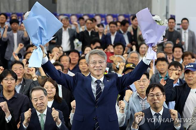 민형배, 전남광주통합특별시장 당선에 환호 [연합뉴스 자료사진]