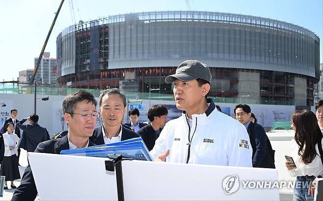 오세훈 시장, 서울아레나와 수변공간 조성계획 점검 (서울=연합뉴스) 오세훈 서울시장이 서울 도봉구 중랑천 연결교량에서 서울아레나를 비롯한 수변공간 조성계획을 점검하고 있다. 2026.4.15 [서울시 제공. 재판매 및 DB금지] photo@yna.co.kr