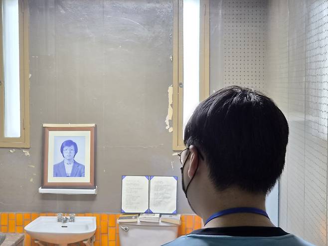 고(故) 박종철 열사 영정사진 바라보는 학생   (서울=연합뉴스) 노재현 기자 = 지난 1일 서울 용산구 민주화운동기념관을 방문한 성남 영성중의 한 학생이 9호 조사실에서 고(故) 박종철 열사의 영정사진을 바라보고 있다. 2026.6.7   nojae@yna.co.kr