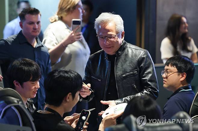 PC방 찾은 젠슨 황 (서울=연합뉴스) 서대연 기자 = 젠슨 황 엔비디아 최고경영자(CEO)가 7일 서울 서초구 포털 PC방에서 이용객들에게 사인해주고 있다. 2026.6.7 dwise@yna.co.kr