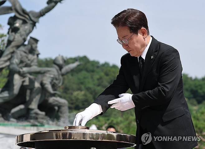 분향하는 이재명 대통령 [연합뉴스 자료사진]