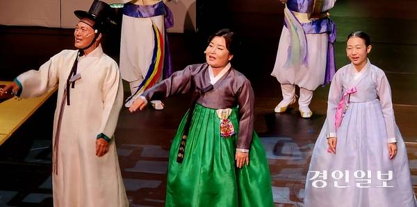 지난 5일 인천 송도 트라이보울에서 개최된 ‘제11회 청어람’ 공연 현장. 왕기철(왼쪽) 명창과 김경아(가운데) 명창, 성유진(오른쪽) 명창 꿈나무. 2026.6.5 /김성호기자 ksh96@kyeongin.com