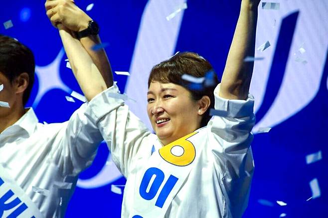 ▲ 2024년 8월18일 송파구 올림픽공원 KSPO돔에서 열린 더불어민주당 전당대회에서 이언주 의원이 최고위원 당선 후 당원들에게 손을 흔들고 있다. /사진제공=이언주 의원실