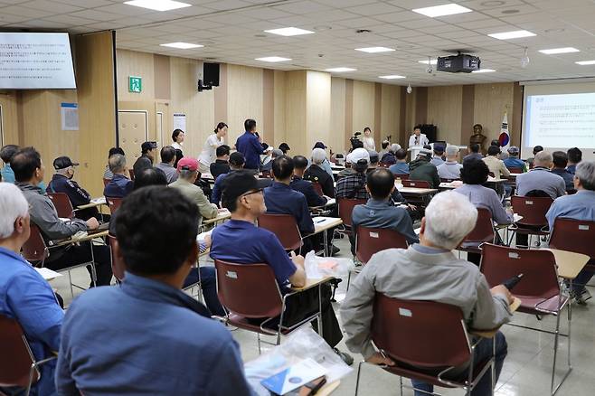 인하대병원이 전립선암 건강 공개강좌를 열어 치료 및 회복 과정에 관한 올바른 정보를 환자와 보호자 등과 공유하고 있다.