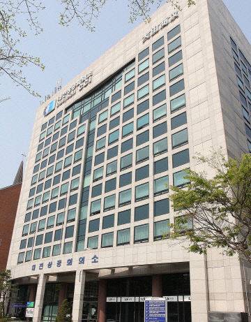 대전상공회의소(회장 정태희)는 지역 중소기업들의 중대재해처벌법 대응 역량 강화를 위해 6월과 7월 두차례 중대재해 예방 교육을 진행한다.사진은 대전상의 회관 전경. (사진=중도일보 DB)
