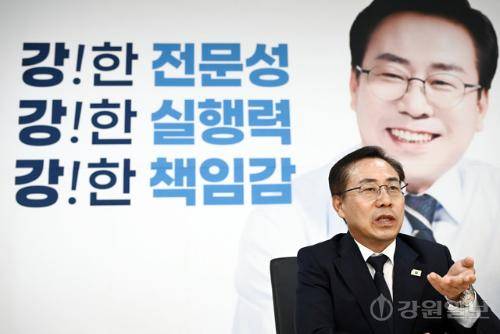 강삼영 교육감 당선인이 4일 춘천시 퇴계동 선거사무실에서 취재진과 인터뷰 하고 있다. 신세희기자