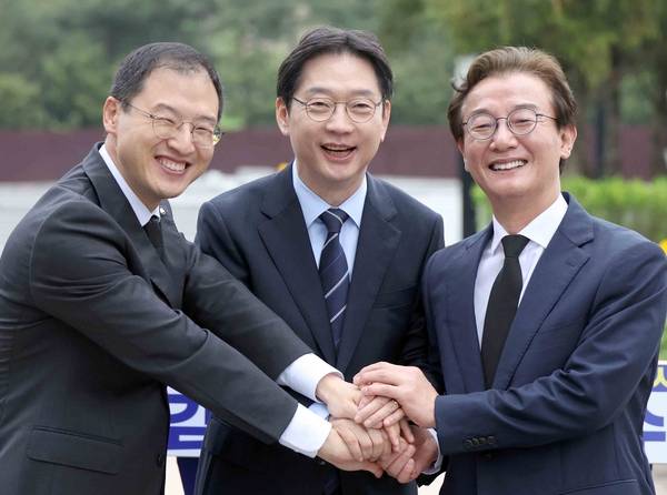 더불어민주당 부울경(부산·울산·경남) 시장·도지사 후보가 4월 14일 오전 경남 김해시 진영읍 봉하마을에서 열린 '해양수도 부울경 메가시티 공동출정식'에서 손을 잡고 활짝 웃고 있다. /연합뉴스