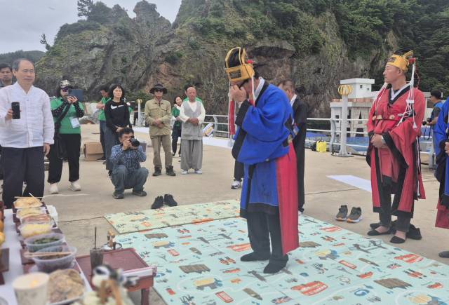 독도 미 공군 폭격 사건 희생자 유족인 김상복(84) 씨는 8일 위령제를 진행하는 도중 눈물을 보였다. 신중언 기자