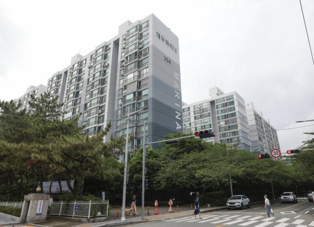 부산 해운대구 대우마리나 3차 아파트와 경남마리나 아파트가 재건축 사업을 위한 시동을 건다. 사진은 대우마리나 3차 아파트. 정대현 기자 jhyun@