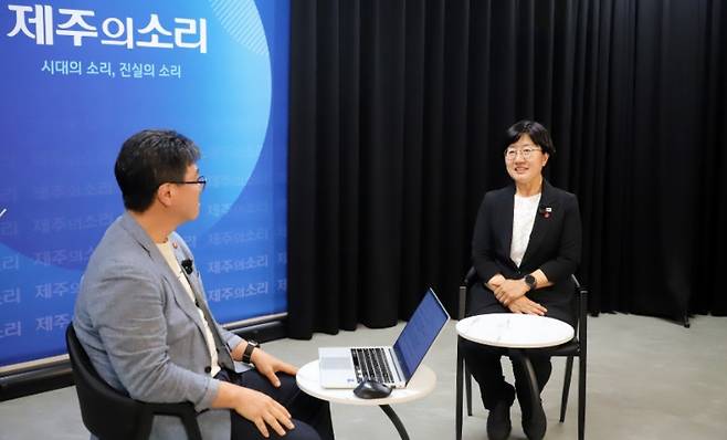 [제주의소리]와 당선인 인터뷰를 갖고 있는 고의숙 제주도교육감 당선인. ⓒ제주의소리