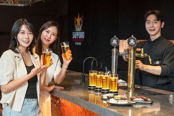 모델들이 삿포로 맥주를 들어보이고 있다.[출처=엠즈베버리지 삿포로]