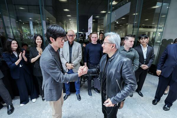 젠슨 황 엔비디아 최고경영자(CEO)가 8일 경기도 성남시 정자동 네이버 1784 사옥을 방문해 이해진 네이버 의장과 인사를 하고 있다.[출처=네이버]