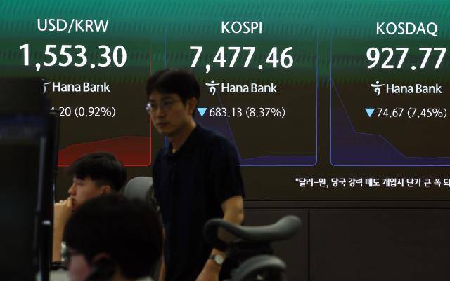 8일 서울 하나은행 본점 딜링룸에서 딜러들이 업무를 보고 있다. [사진=연합뉴스]
