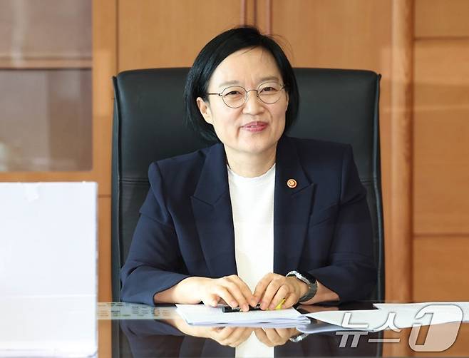 한성숙 국무총리 후보자가 8일 오전 서울 종로구 금융감독원 연수원에 마련된 인사청문회 준비사무실에서 준비단 첫 회의를 하고 있다. / 사진=뉴스1