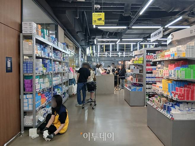 서울 용산구 전자랜드 신관 1층에 위치한 창고형 약국 ‘메디킹덤’ 계산대 앞에 손님들이 줄을 서서 순서를 기다리고 있다.(한성주 기자 hsj@)