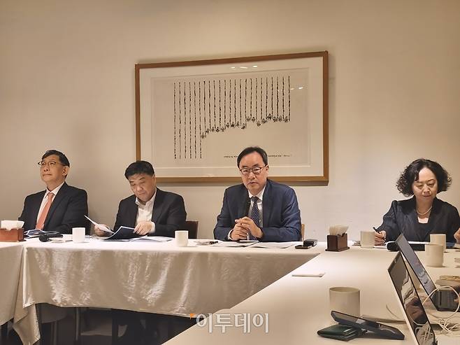 이진우(오른쪽에서 세 번쨰) 대한의학회 회장을 비롯한 학회 임원진이 기자간담회에서 발언하고 있다.(노상우 기자 nswreal@)