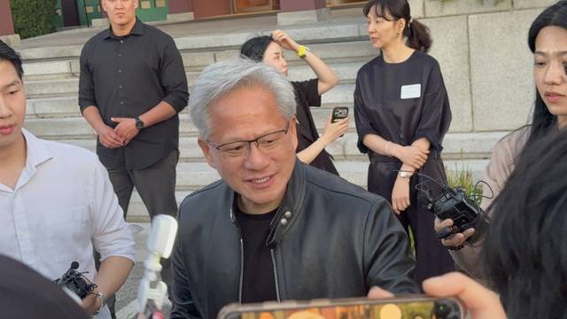 8일 오후 젠슨 황 엔비디아 CEO가 시민들에게 사인을 해주는 모습. 정수연 기자