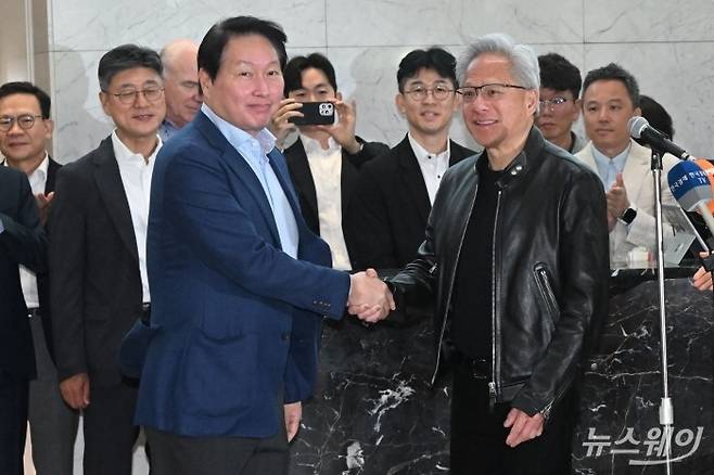 (오른쪽)젠슨 황 엔비디아 창립자 겸 최고경영자와 최태원 SK그룹 회장이 8일 오전 서울 종로구 SK서린빌딩에서 열린 'SK그룹·엔비디아 협력' 기자회견에서 발표를 마친 뒤 악수를 하고 있다. 사진=강민석 기자