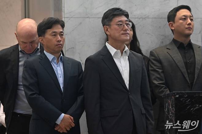 (왼쪽)곽노정 SK하이닉스 대표와 정재헌 SK텔레콤 최고경영자가 8일 오전 서울 종로구 SK서린빌딩에서 열린 'SK그룹·엔비디아 협력' 기자회견에서 젠슨 황 엔비디아 창립자 겸 최고경영자, 최태원 SK그룹 회장의 발표를 경청하고 있다. 사진=강민석 기자