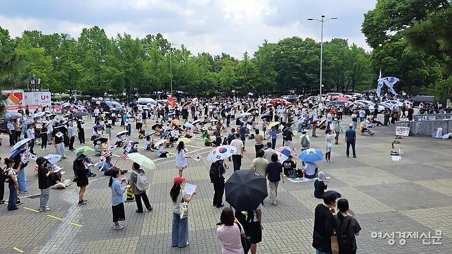 서울 송파구 올림픽공원 핸드볼경기장 개표소 앞 봉쇄 시위 /이상무 기자