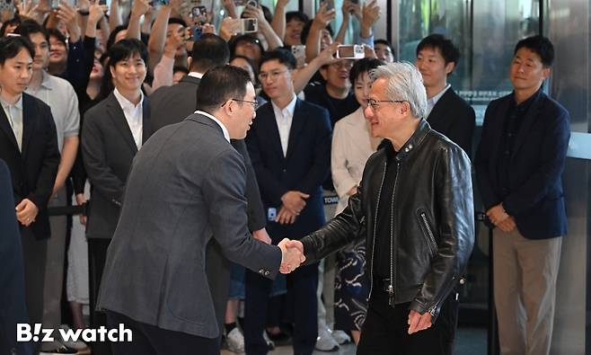 젠슨 황 엔비디아 최고경영자(CEO)가 8일 서울 영등포구 LG그룹 사옥을 방문해 구광모 LG회장과 인사를 나누고 있다./사진=이명근 기자 qwe123@