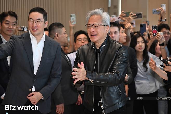 젠슨 황 엔비디아 최고경영자(CEO)가 8일 서울 영등포구 LG그룹 사옥을 방문해 구광모 LG회장과 언론브리핑을 갖고 있다./사진=이명근 기자 qwe123@