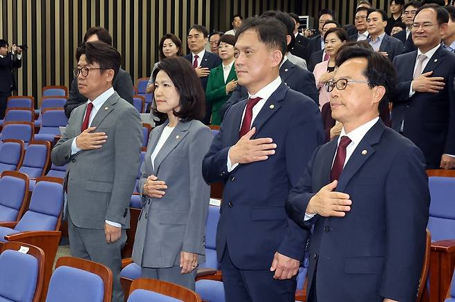 6·3 재보궐선거로 당선된 국민의힘 이진숙, 유의동, 윤용근, 김태규 의원이 지난 5일 서울 여의도 국회에서 열린 의원총회에서 국민의례를 하고 있다. (출처 : 뉴스1)