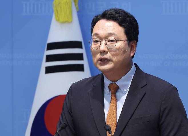 개혁신당 천하람 원내대표가 8일 국회 소통관에서 6·3 지방선거 투표용지 부족 사태와 관련해 보고 받은 내용을 설명하고 있다. 사진=뉴시스
