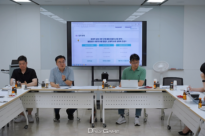 게임물관리위원회 수도권사무소에서 한국게임기자클럽이 주최한 확률형 아이템 피해구제센터 간담회 현장 전경.