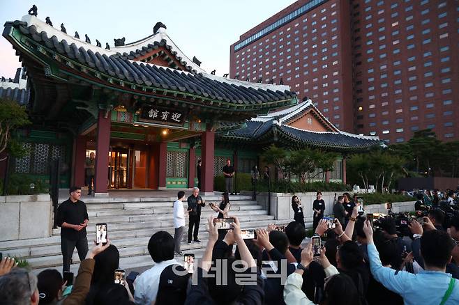 젠슨 황 엔비디아 최고경영자(CEO)가 8일 서울 중구 신라호텔 영빈관에서 열린 엔비디아 코리아 AI 에코시스템 리셉션을 마치고 나와 취재진 질의에 답변하고 있다. (사진=방인권 기자)