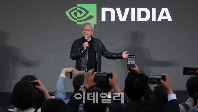 젠슨 황 엔비디아 최고경영자(CEO)가 8일 서울 중구 신라호텔에서 열린 '엔비디아 코리아 AI 에코시스템 리셉션'에 참석해 연설을 하고 있다. (사진=방인권 기자)