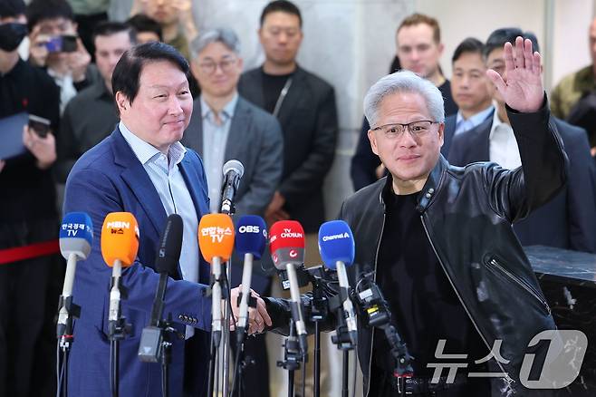 최태원 SK그룹 회장과 젠슨 황 엔비디아 최고경영자(CEO)가 8일 오전 서울 종로구 SK 서린빌딩에서 엔비디아-SK 협력 관련 언론브리핑을 마치고 인사하고 있다. 2026.6.8 ⓒ 뉴스1 김성진 기자
