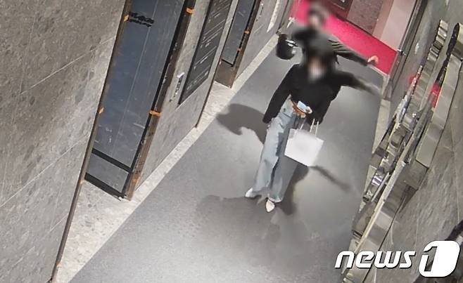 '부산 돌려차기' 사건 당시 가해 남성 이 모 씨가 피해자를 발로 차고 있다.(남언호 법률사무소 빈센트 변호사 제공. 재판매 및 DB 금지)