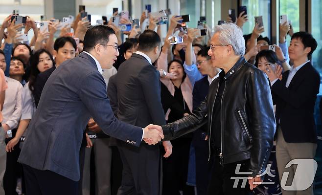 젠슨 황 엔비디아 최고경영자(CEO)가 8일 서울 영등포구 LG그룹 사옥을 방문해 구광모 LG회장과 인사를 나누고 있다. 2026.6.8 ⓒ 뉴스1 이호윤 기자