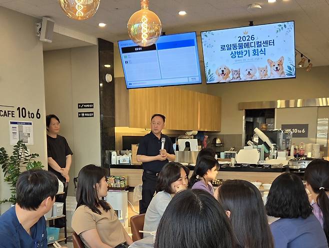 로얄동물메디컬센터가 지난 5일 본원 7층에서 상반기 회식을 열고 동물보건사(수의테크니션)들의 노고를 격려하는 시간을 가졌다. ⓒ 뉴스1